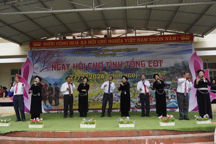 Lời hát trao duyên vang lên giữa chợ tình như gợi lại ký ức, những mối tình một thời dang dở.