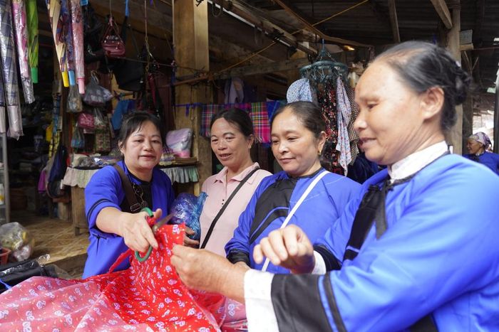 Hoàng hôn khuất dần sau dãy núi, các chị, các mẹ chọn mua những tấm vải thổ cẩm đẹp nhất về may áo mới, hẹn chợ tình năm sau sẽ lại gặp nhau.