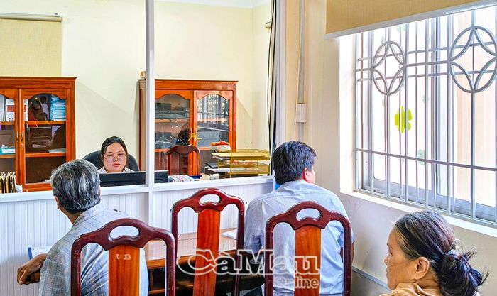 Người dân đăng ký giao dịch bảo đảm tại xã Năm Căn.