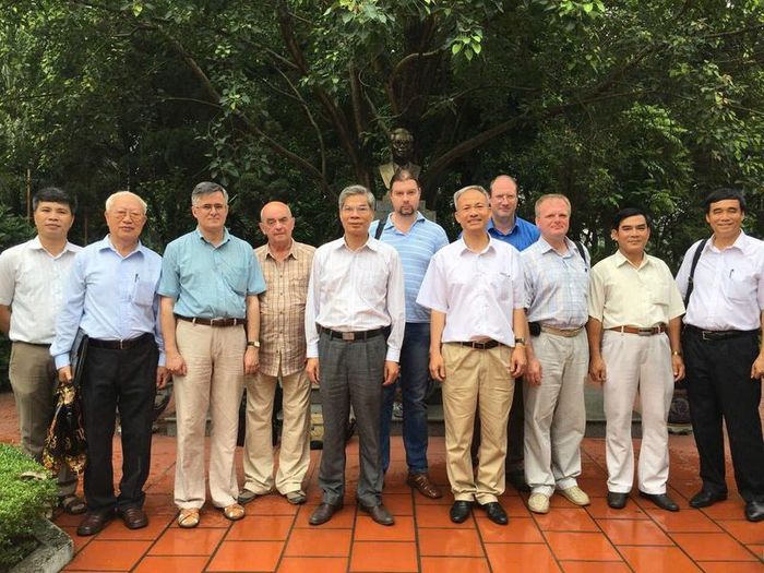 Giáo sư, viện sĩ Nguyễn Quốc Sĩ cùng đồng nghiệp và học trò tại Đại học năng lượng Quốc gia Moskva Ảnh: nhân vật cung cấp