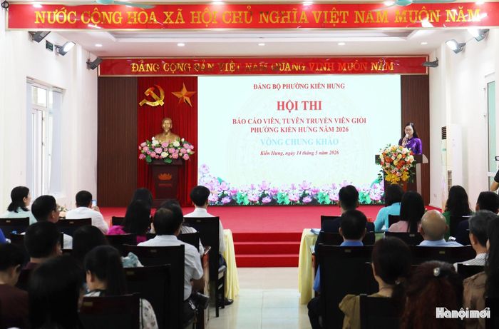 Đồng chí Lê Thị Thanh Nhàn, Phó Bí thư Thường trực Đảng ủy phường Kiến Hưng phát biểu khai mạc Hội thi Báo cáo viên, tuyên truyền viên giỏi năm 2026. Ảnh: Tuấn Điệp