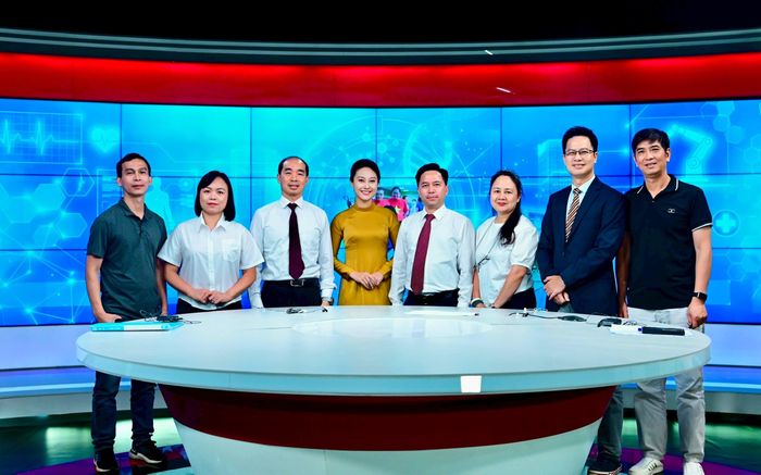 Hai vị khách mời và ê-kip thực hiện Chương trình. Ảnh: Viết Thành