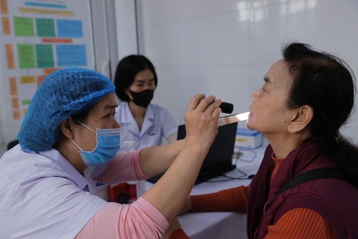 Bệnh viện Đa khoa Đức Giang cử nhân lực hỗ trợ Trạm Y tế các phường Bồ Đề và Long Biên chăm sóc sức khỏe nhân dân. Ảnh: BVCC