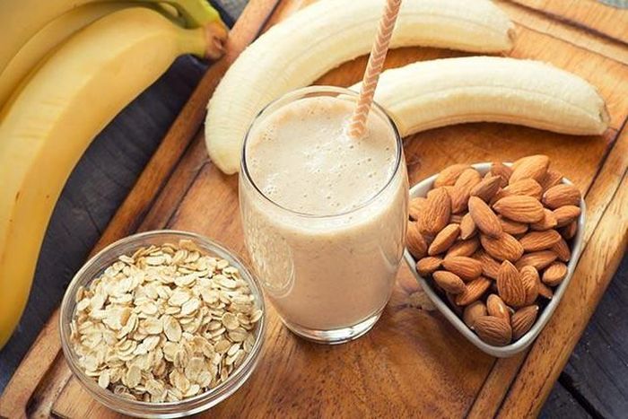 Sinh tố chuối, hạnh nhân và yến mạch.