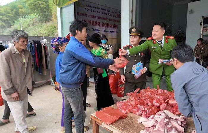 Đại úy Đức và Thượng úy Quân trong chương trình “Gian hàng 0 đồng”.