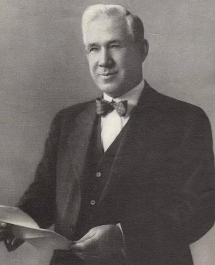 Bác sĩ Lytle S. Adams.