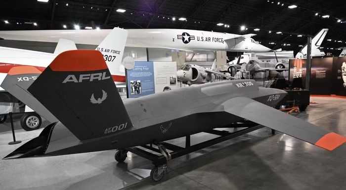 Điểm nổi bật của MQ-58 nằm ở vai trò “cánh bay trung thành”. Trong mô hình này, máy bay không người lái sẽ bay cùng các tiêm kích tàng hình như tiêm kích tàng hình cất hạ cánh thẳng đứng F-35B, đảm nhận các nhiệm vụ nguy hiểm như trinh sát, gây nhiễu điện tử, tấn công mục tiêu hoặc làm mồi nhử.