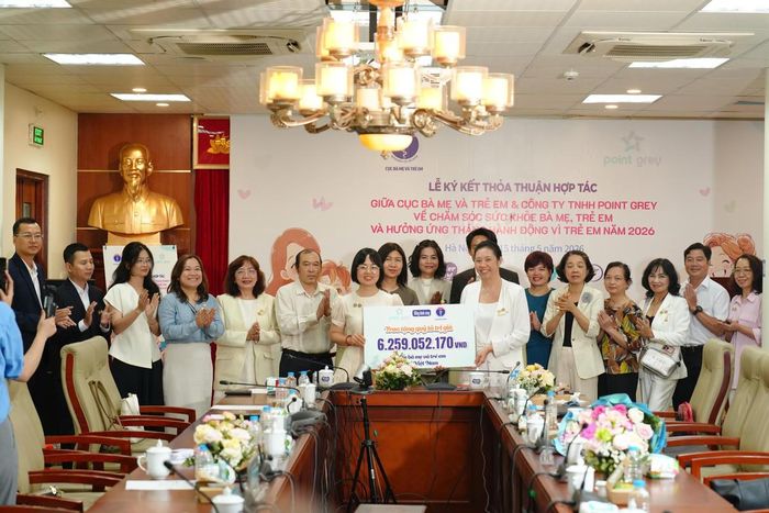Hơn 6 tỷ đồng được trao tặng “"Quỹ tã dành cho bà mẹ và trẻ em Việt Nam". Ảnh: L.H