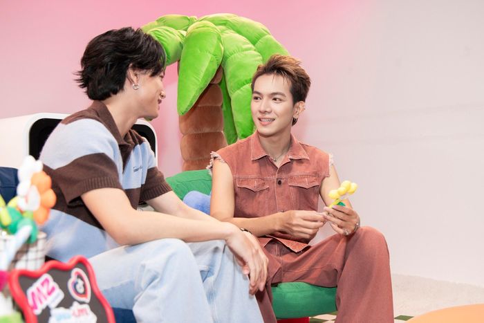  Thanh Tùng (bên phải) hy sinh thời gian và thú vui riêng cho các phiên livestream kéo dài.