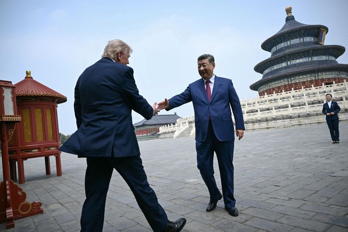  Trước đó, Tổng thống Trump chia sẻ với phóng viên khi đứng cùng Chủ tịch Tập Cận Bình: "Thiên Đàn thật tuyệt vời. Một địa danh xuất sắc. Thật khó tin. Trung Quốc rất đẹp". Theo Reuters, lựa chọn Thiên Đàn thể hiện ẩn ý sâu sắc của Trung Quốc, khi cả hai nhà lãnh đạo đều tìm kiếm "mùa màng bội thu" từ hội nghị thượng đỉnh được đánh giá có những yếu tố khó lường. Ảnh: Reuters. 
