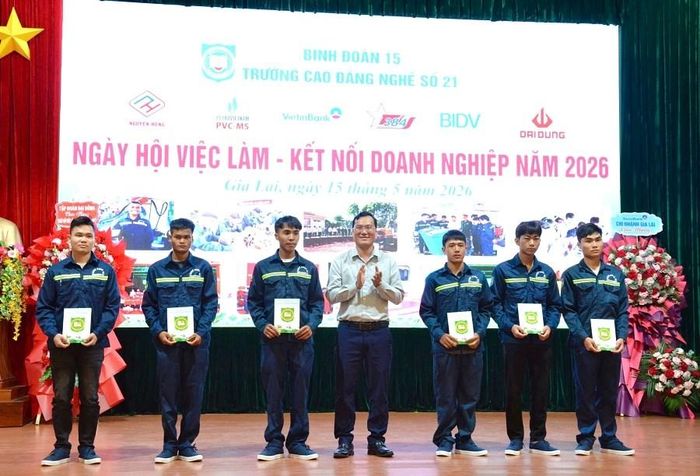 Đại diện các doanh nghiệp và đơn vị đồng hành đã trao tặng nhiều suất học bổng ý nghĩa cho học sinh, sinh viên của Nhà trường