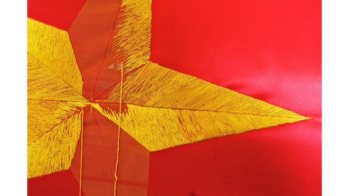 Mỗi lá cờ đều được các nghệ nhân hoàn thiện một cách tỉ mỉ và trân trọng. Ảnh: Cẩm Hà, Thu Trang
