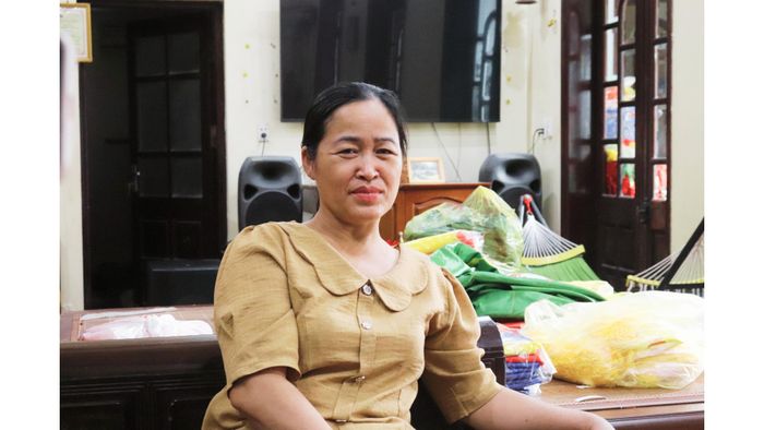 Cô Vương Thị Nhung - thế hệ thứ 2 trong gia đình may cờ tại làng Từ Vân. Ảnh: Cẩm Hà, Thu Trang
