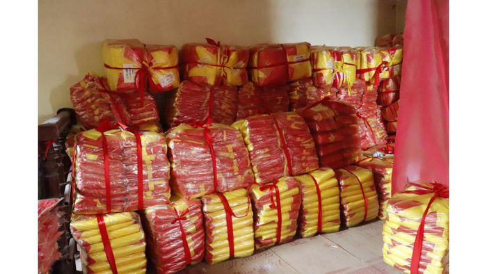 Số lượng lớn cờ được đặt may. Ảnh: Cẩm Hà, Thu Trang