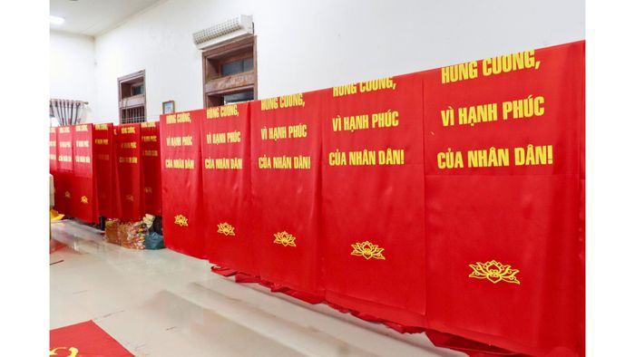 Băng rôn khẩu hiệu tại xưởng nhà cô Nhung tại làng Từ Vân, Chương Dương, Hà Nội. Ảnh: Cẩm Hà, Thu Trang