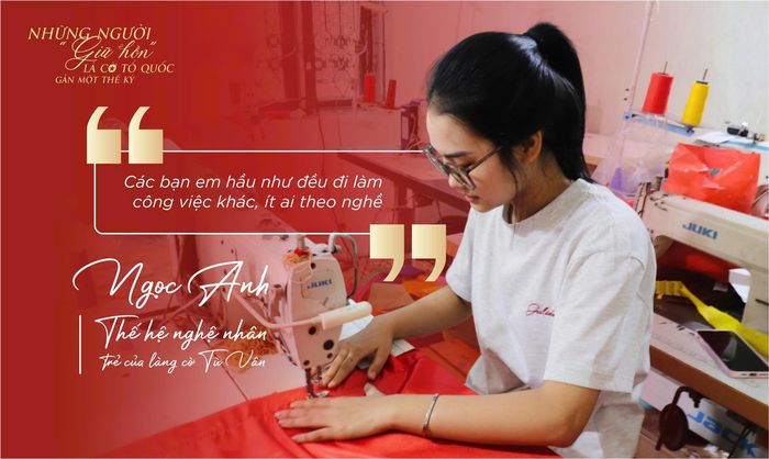 Nghệ nhân trẻ Ngọc Anh chia sẻ về thực trạng ít các bạn cùng trang lứa còn theo nghề may cờ. Ảnh: Cẩm Hà, Thu Trang