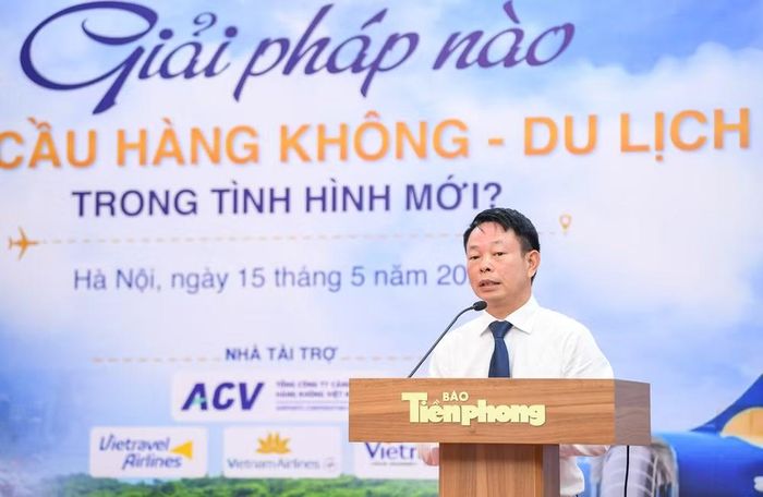 Nhà báo Phùng Công Sưởng, Tổng Biên tập Báo Tiền Phong phát biểu đề dẫn tọa đàm.