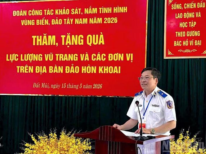 Thiếu tướng Trần Văn Xuân, Phó Chính ủy Cảnh sát biển Việt Nam phát biểu tại buổi làm việc tại cụm đảo Hòn Khoai.