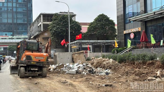 Theo đại diện đơn vị thi công, trang thiết bị, vật tư và vật liệu phục vụ dự án đã được tập kết đầy đủ, sẵn sàng triển khai thi công ngay khi phần mặt bằng còn lại được bàn giao. Dự kiến, sau khoảng 1 tháng kể từ thời điểm tiếp nhận đầy đủ mặt bằng, công trình sẽ được hoàn thiện và thông tuyến toàn bộ.