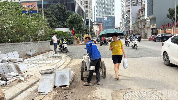Sinh sống tại khu vực phố Nguyễn Tuân hơn 10 năm, chị Nguyễn Trà M. chia sẻ: “Trước đây, vào giờ cao điểm, việc di chuyển rất khó khăn vì đường hẹp, phương tiện đông. Nay tuyến đường được mở rộng, việc đi lại thuận tiện hơn, cảnh quan đô thị cũng khang trang hơn nhiều”.