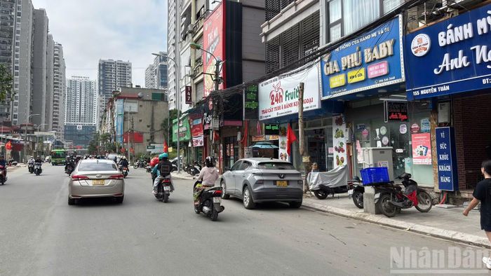 Mặt đường hiện không còn cảnh bùn đất, nhếch nhác như trước, thay vào đó là lớp thảm nhựa phẳng đẹp, tạo điều kiện thuận lợi để các phương tiện lưu thông dễ dàng.