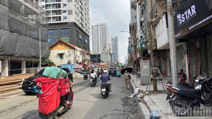 Dự án mở rộng tuyến phố Nguyễn Tuân với chiều dài khoảng 720m, tổng mức đầu tư gần 400 tỷ đồng. Theo quy hoạch, mặt cắt ngang tuyến đường được mở rộng lên 21m, bao gồm lòng đường và hệ thống vỉa hè hai bên đồng bộ.