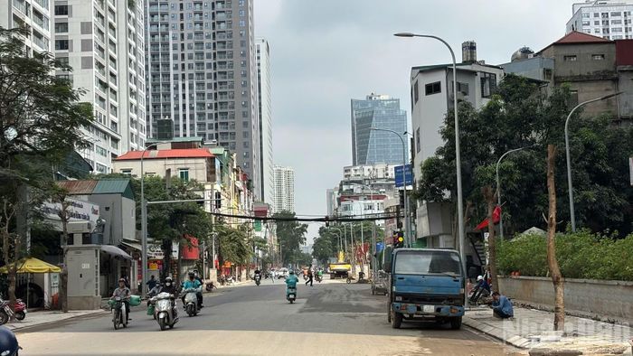 Trong đó, đoạn từ số nhà 90 tới 162 đã thi công xong phần mặt nổi, trải thảm nhựa, hoàn thiện các hạng mục vỉa hè, trồng cây xanh và hệ thống chiếu sáng.