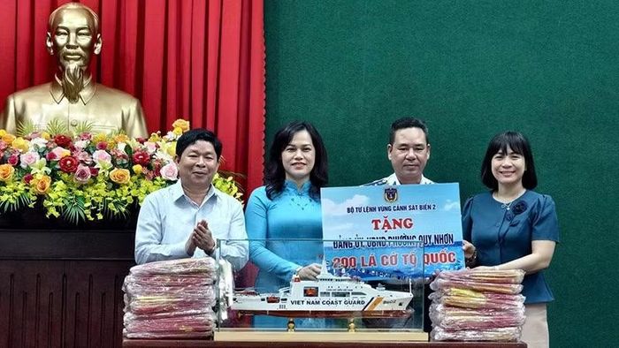 Đoàn công tác Bộ Tư lệnh Vùng Cảnh sát biển 2 và Ban Tuyên giáo và Dân vận Tỉnh ủy Gia Lai trao 200 lá cờ Tổ quốc cho gia đình chính sách, ngư dân có hoàn cảnh khó khăn.
