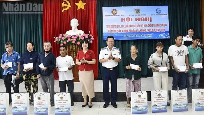 Đoàn công tác Bộ Tư lệnh Vùng Cảnh sát biển 2 và Ban Tuyên giáo và Dân vận Tỉnh ủy Gia Lai trao 50 suất quà cho gia đình chính sách, ngư dân có hoàn cảnh khó khăn.
