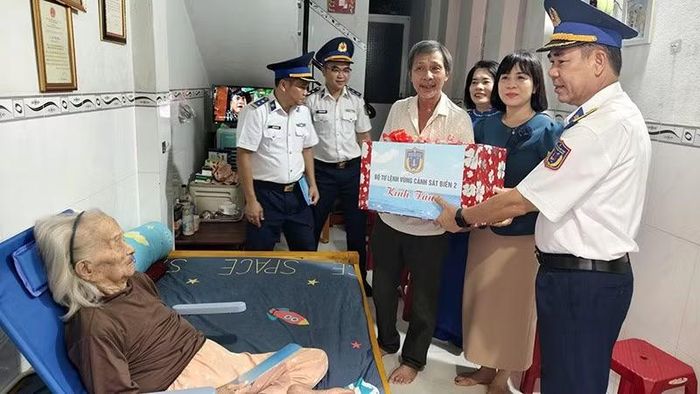 Đoàn công tác đến thăm, tặng quà tại gia đình Mẹ Việt Nam anh hùng Lê Thị Cam có chồng và 2 con trai là liệt sĩ.