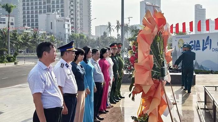 Đoàn công tác của Bộ Tư lệnh Vùng Cảnh sát biển 2, Ban Tuyên giáo và Dân vận Tỉnh ủy Gia Lai, Đảng ủy, Ủy ban nhân dân phường Quy Nhơn dâng hoa tại Tượng đài Chiến thắng.