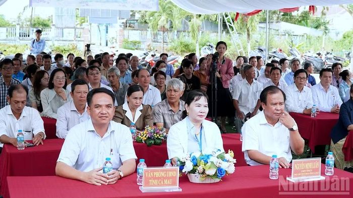 Lãnh đạo tỉnh Cà Mau cùng đại diện các sở, ngành và đông đảo nhân dân tham dự lễ phát động.