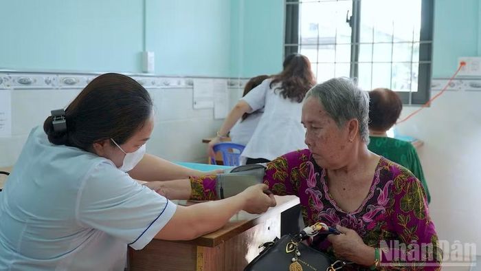 Các y bác sĩ đo huyết áp, tư vấn phòng bệnh cho người cao tuổi, giúp bà con phấn khởi, an tâm theo dõi sức khỏe định kỳ.