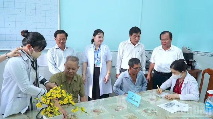 Lãnh đạo tỉnh Cà Mau sát sao quan sát công tác khám lâm sàng, ân cần thăm hỏi sức khỏe của người dân ngay tại bàn khám bệnh.
