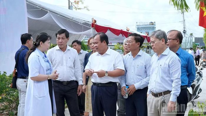 Đồng chí Nguyễn Minh Luân, Phó Chủ tịch Ủy ban nhân dân tỉnh Cà Mau (áo trắng, đứng giữa) trao đổi, nắm bắt tình hình và động viên đội ngũ y bác sĩ làm nhiệm vụ.