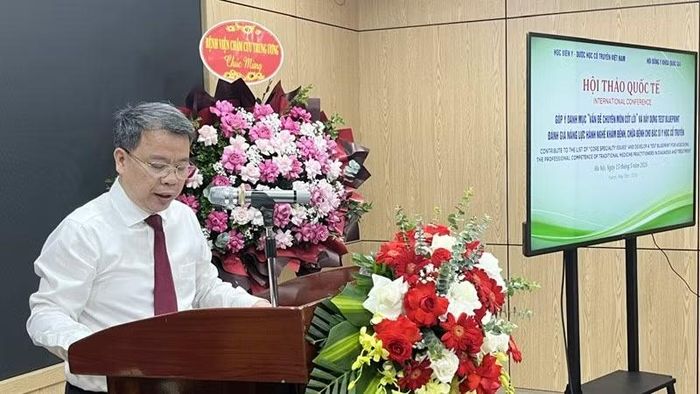 Phó Giáo sư, Tiến sĩ Nguyễn Quốc Huy, Giám đốc Học viện Y-Dược học cổ truyền Việt Nam phát biểu tại hội thảo.