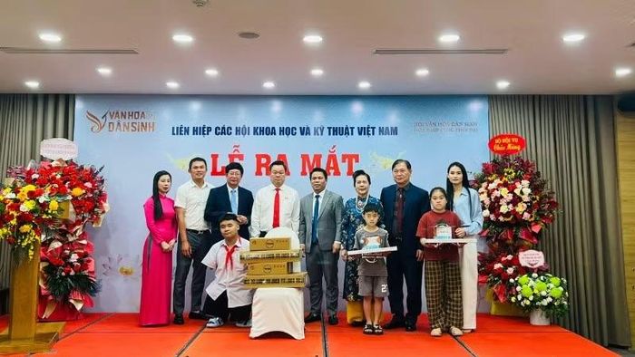 Ban tổ chức trao quà tặng các em học sinh khuyết tật.