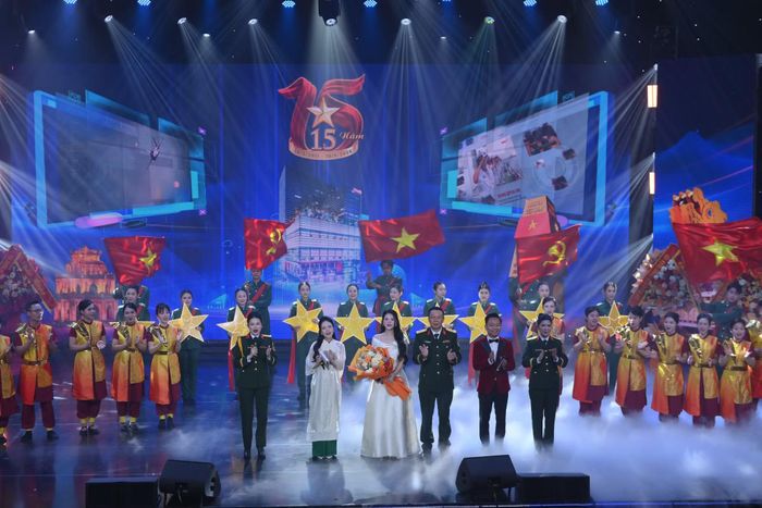 Chương trình nghệ thuật chào mừng lễ đón nhận Huân chương Bảo vệ Tổ quốc hạng Ba và Kỷ niệm 15 năm ngày truyền thống của Trung tâm Phát thanh-Truyền hình Quân đội.