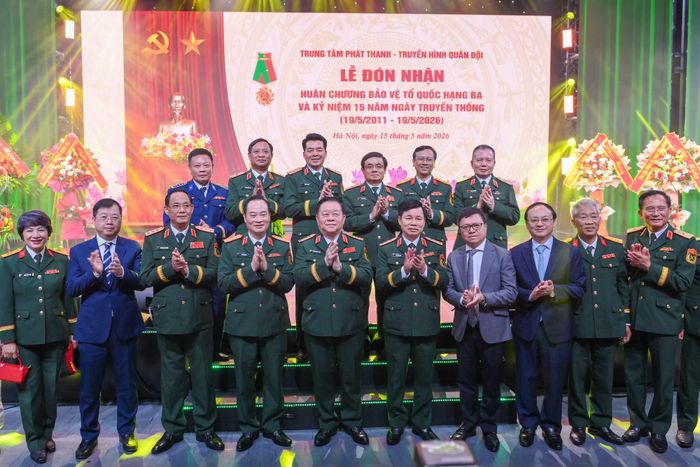 Các đại biểu tại lễ đón nhận.