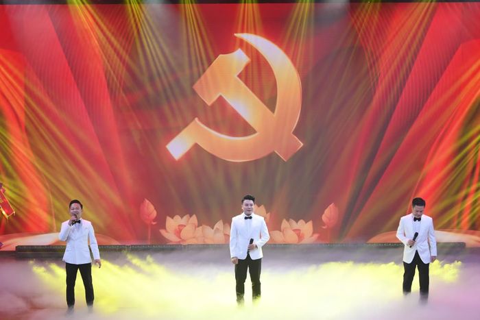 Chương trình nghệ thuật chào mừng lễ đón nhận Huân chương Bảo vệ Tổ quốc hạng Ba và Kỷ niệm 15 năm ngày truyền thống của Trung tâm Phát thanh-Truyền hình Quân đội.