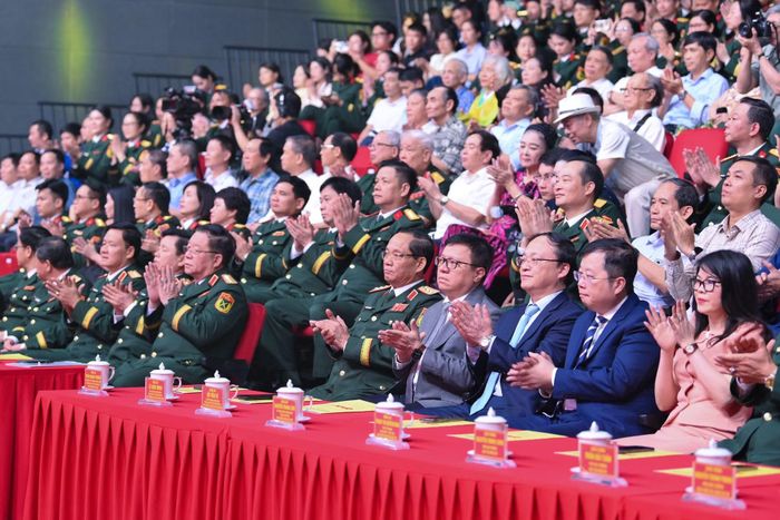 Các đại biểu đến dự lễ đón nhận.