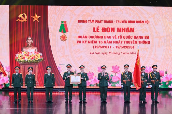 Đại tướng Nguyễn Trọng Nghĩa, Ủy viên Bộ Chính trị, Bí thư Trung ương Đảng, Chủ nhiệm Tổng cục Chính trị Quân đội nhân dân Việt Nam, trao Huân chương Bảo vệ Tổ quốc hạng Ba cho Trung tâm Phát thanh-Truyền hình Quân đội.