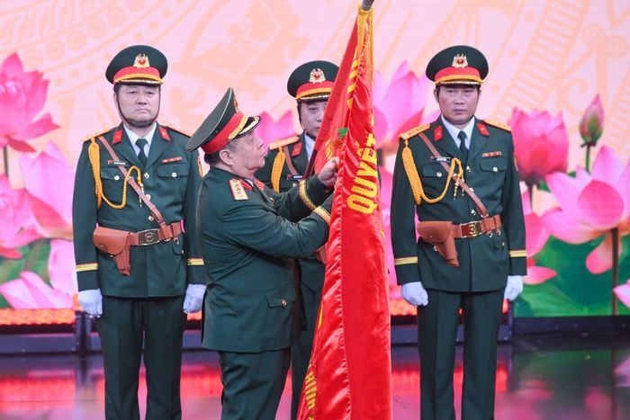 Đại tướng Nguyễn Trọng Nghĩa, Ủy viên Bộ Chính trị, Bí thư Trung ương Đảng, Chủ nhiệm Tổng cục Chính trị Quân đội nhân dân Việt Nam, gắn Huân chương Bảo vệ Tổ quốc hạng Ba lên Quân kỳ Quyết thắng của Trung tâm Phát thanh-Truyền hình Quân đội.