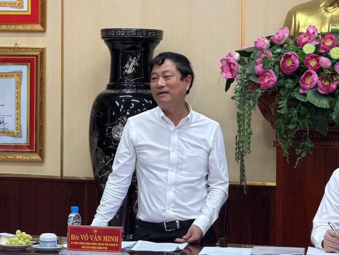 Ông Võ Văn Minh, Chủ tịch HĐND TPHCM, phát biểu tại buổi làm việc với phường Thủ Dầu Một. Ảnh: NGUYỄN TIẾN