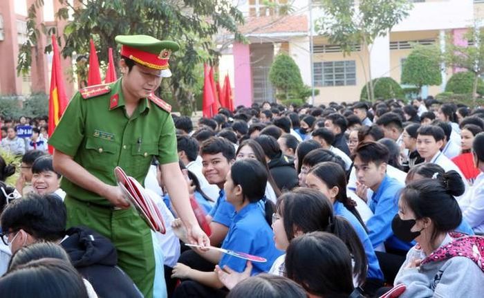 Công an tỉnh An Giang tuyên truyền, nâng cao nhận thức của học sinh trong phòng ngừa, đấu tranh, phát hiện, tố giác tội phạm xâm hại tình dục