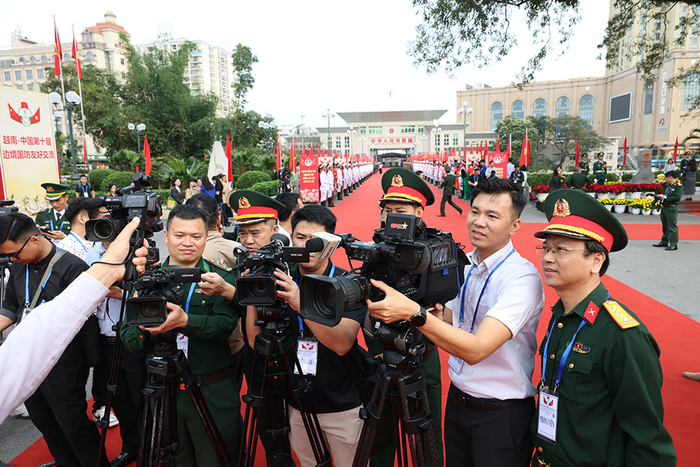 Phóng viên Truyền hình Quốc phòng Việt Nam tác nghiệp tại Giao lưu hữu nghị quốc phòng biên giới Việt Nam-Trung Quốc lần thứ 10.