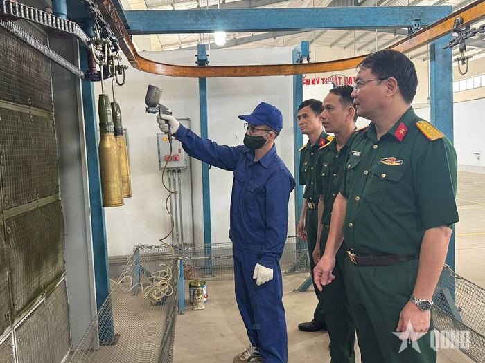 Cán bộ Kho KV1 kiểm tra quy trình sơn, sấy, lắp nắp phòng ẩm vào đầu đạn CX 57. 
