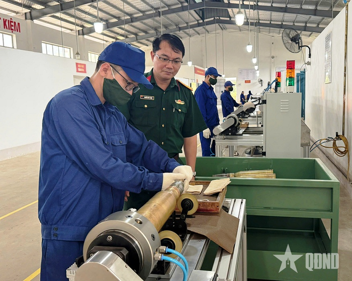 Đại tá Nguyễn Đức Thiện, Chủ nhiệm Kho KV1 kiểm tra quy trình tẩy gỉ, lau sạch ren lỗ nắp ngòi đạn CX 57.
