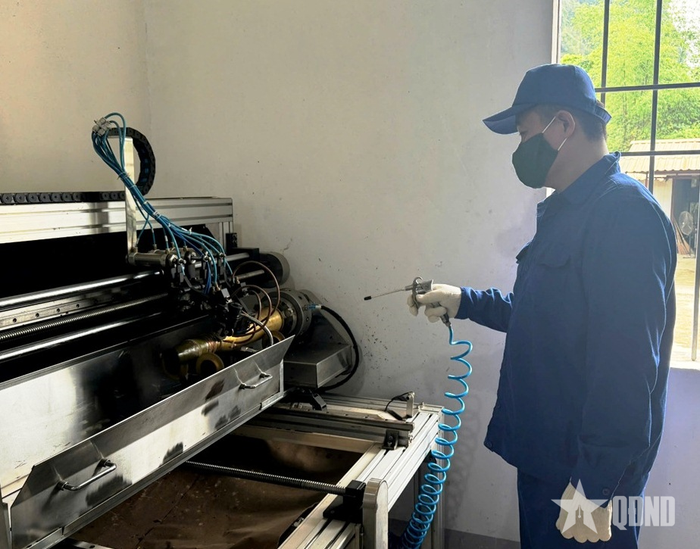 Cạo mỡ, lau sơ bộ đạn CX 57.