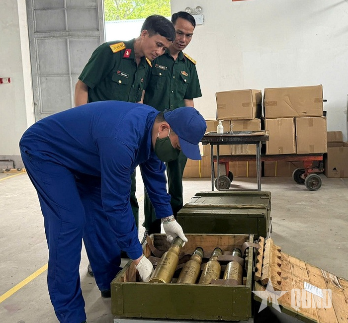  Cán bộ Kho KV1 kiểm tra, bao gói đạn vào hòm đạn CX 57.